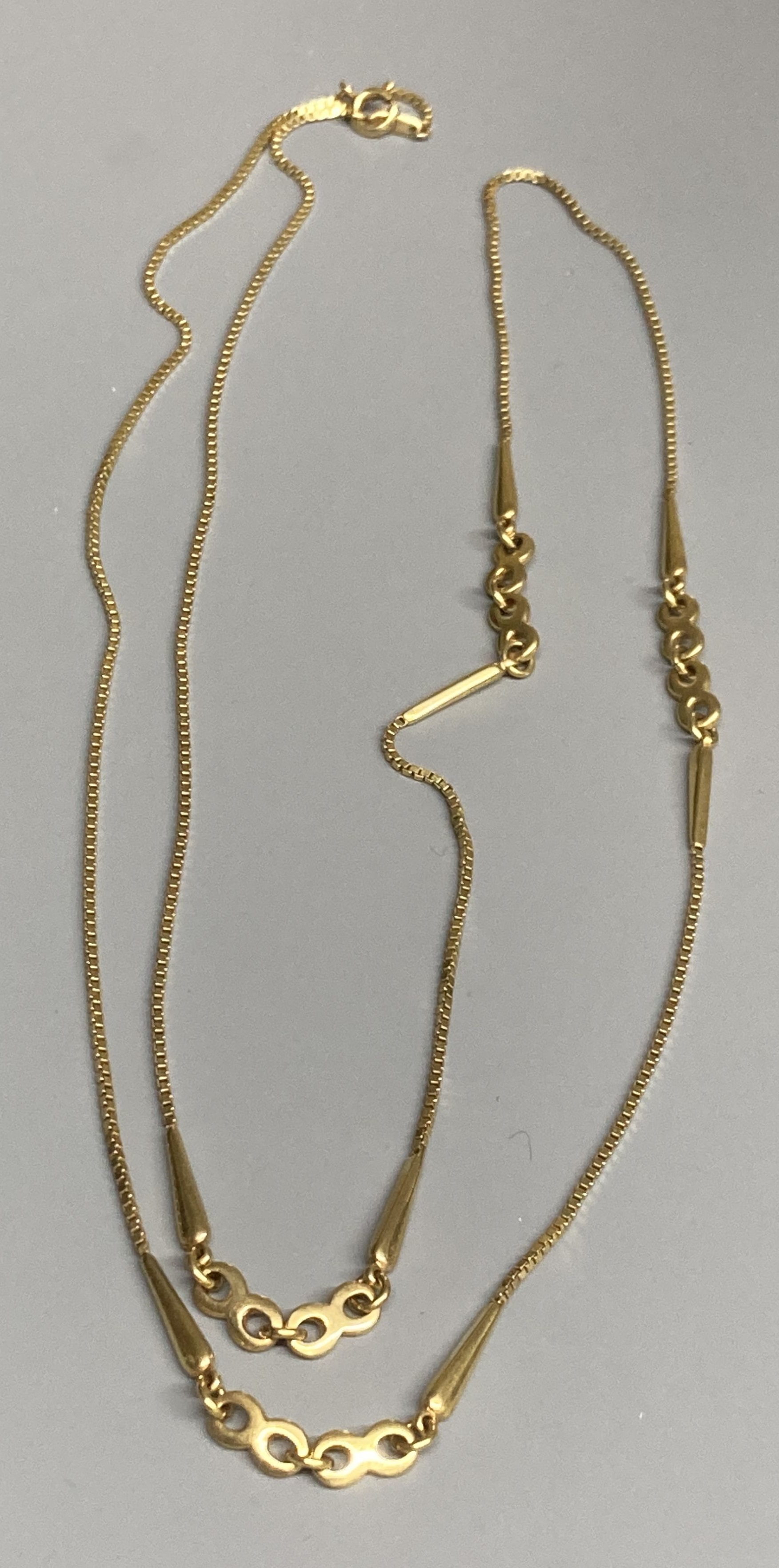 A modern 9ct gold fine link chain with intermittent circular and teardrop shaped links, 78cm